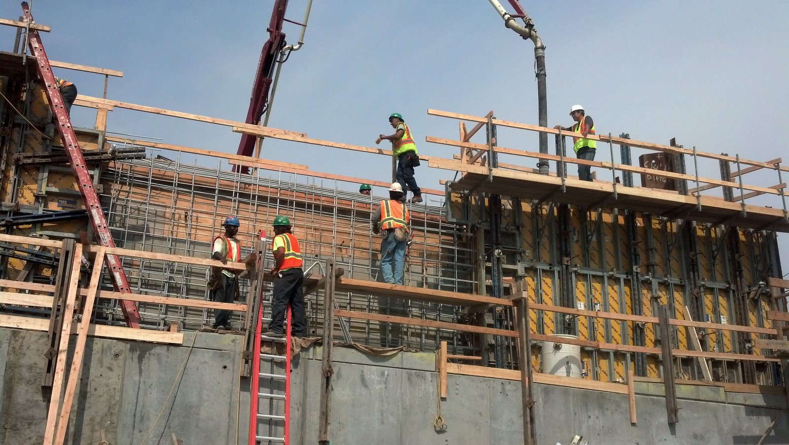 Proses revitalisasi bangunan sekolah untuk meningkatkan kualitas infrastruktur pendidikan di Indonesia.