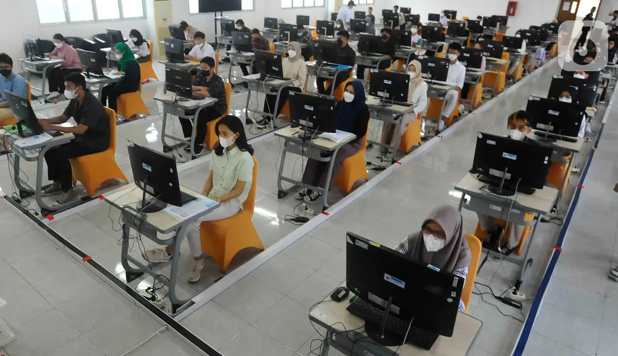 Mahasiswa mengikuti Ujian Kemampuan Akademik berbasis komputer di perguruan tinggi