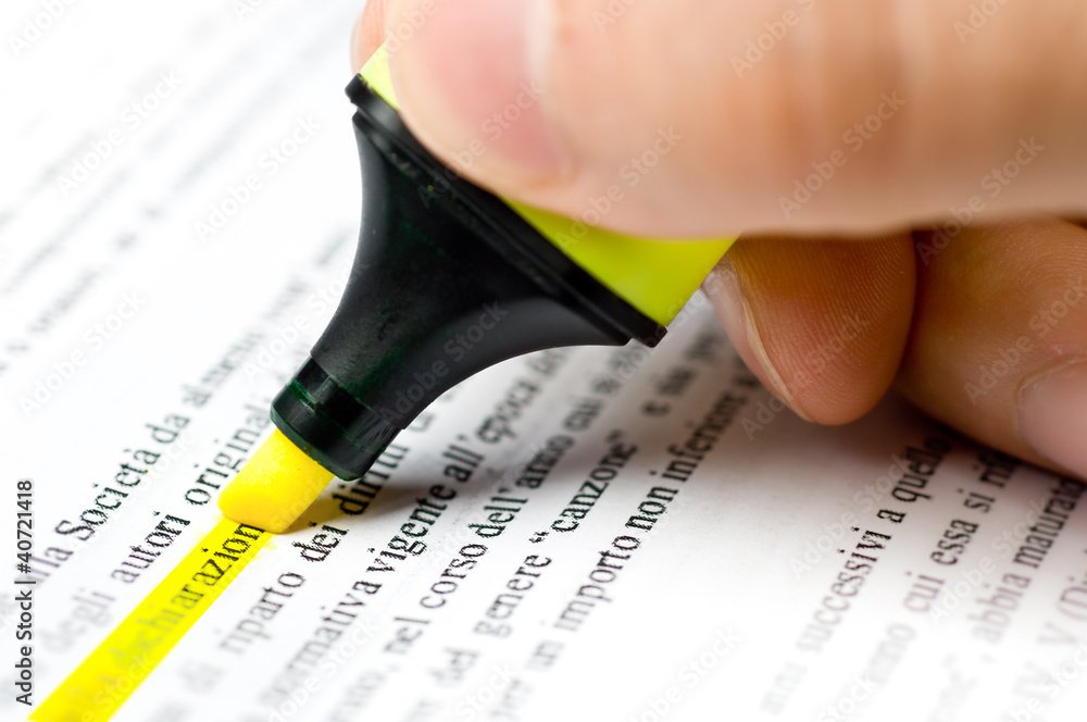 Abstrak artikel ilmiah sedang ditinjau dan diberi sorotan penting