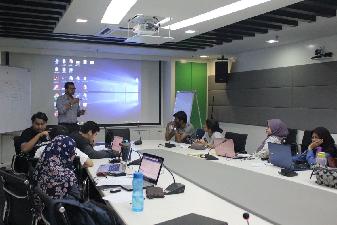 Kolaborasi peneliti dalam menulis artikel ilmiah untuk publikasi jurnal.