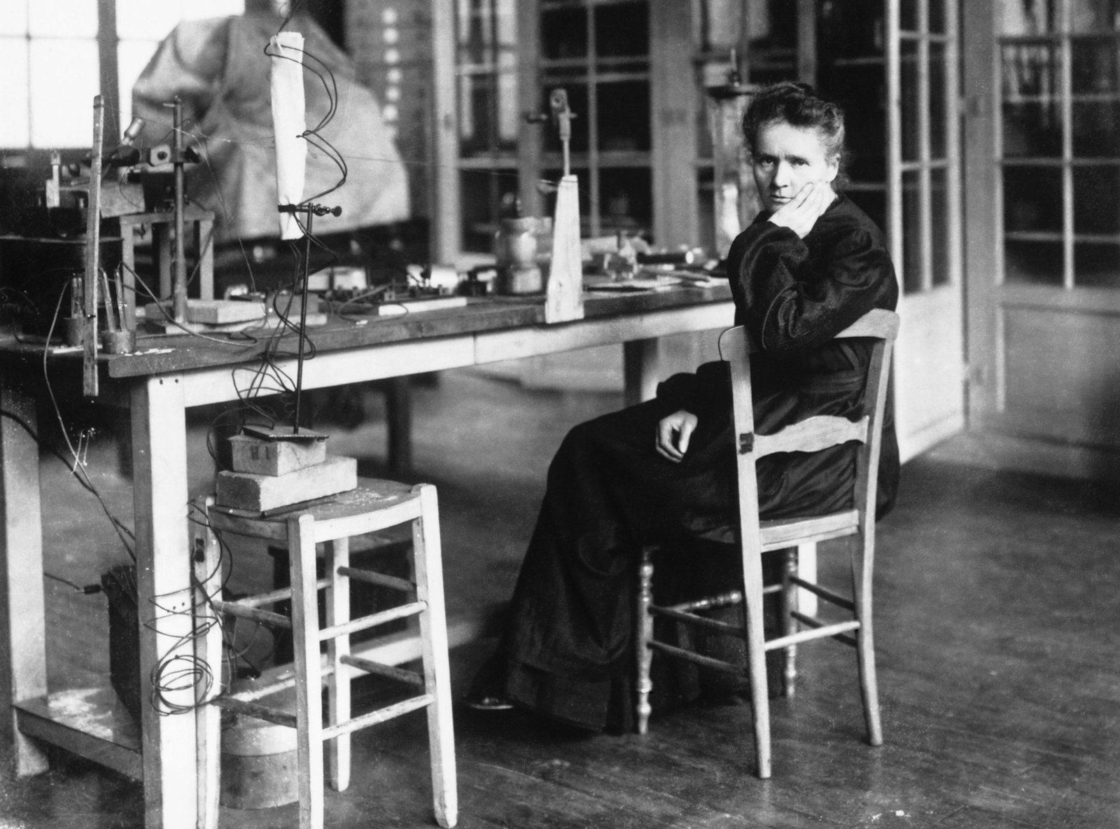 Marie Curie melakukan eksperimen radioaktivitas di laboratorium penelitiannya.
