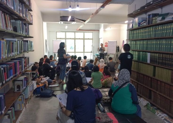 Peneliti mempelajari jurnal ilmiah sebagai bagian dari budaya riset akademik.