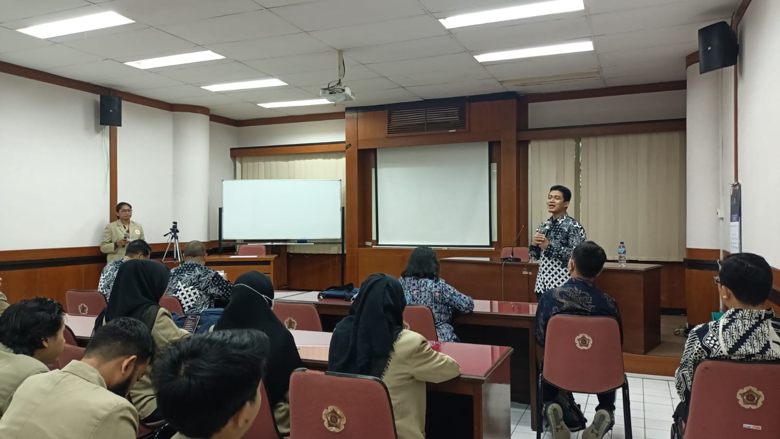 Mahasiswa mempresentasikan hasil penelitian ilmiah di lingkungan kampus.