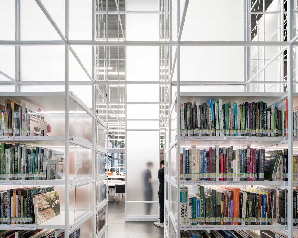 Beragam jurnal ilmiah yang membentuk ekosistem publikasi akademik.