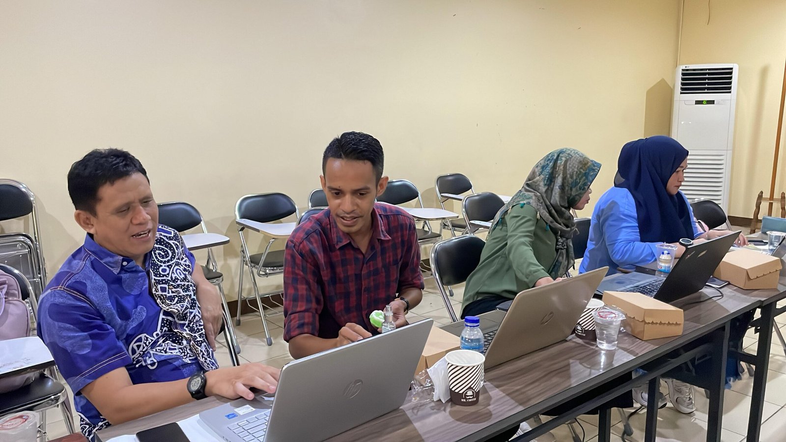 Dosen dan peneliti berdiskusi mengenai artikel ilmiah sebelum proses publikasi.