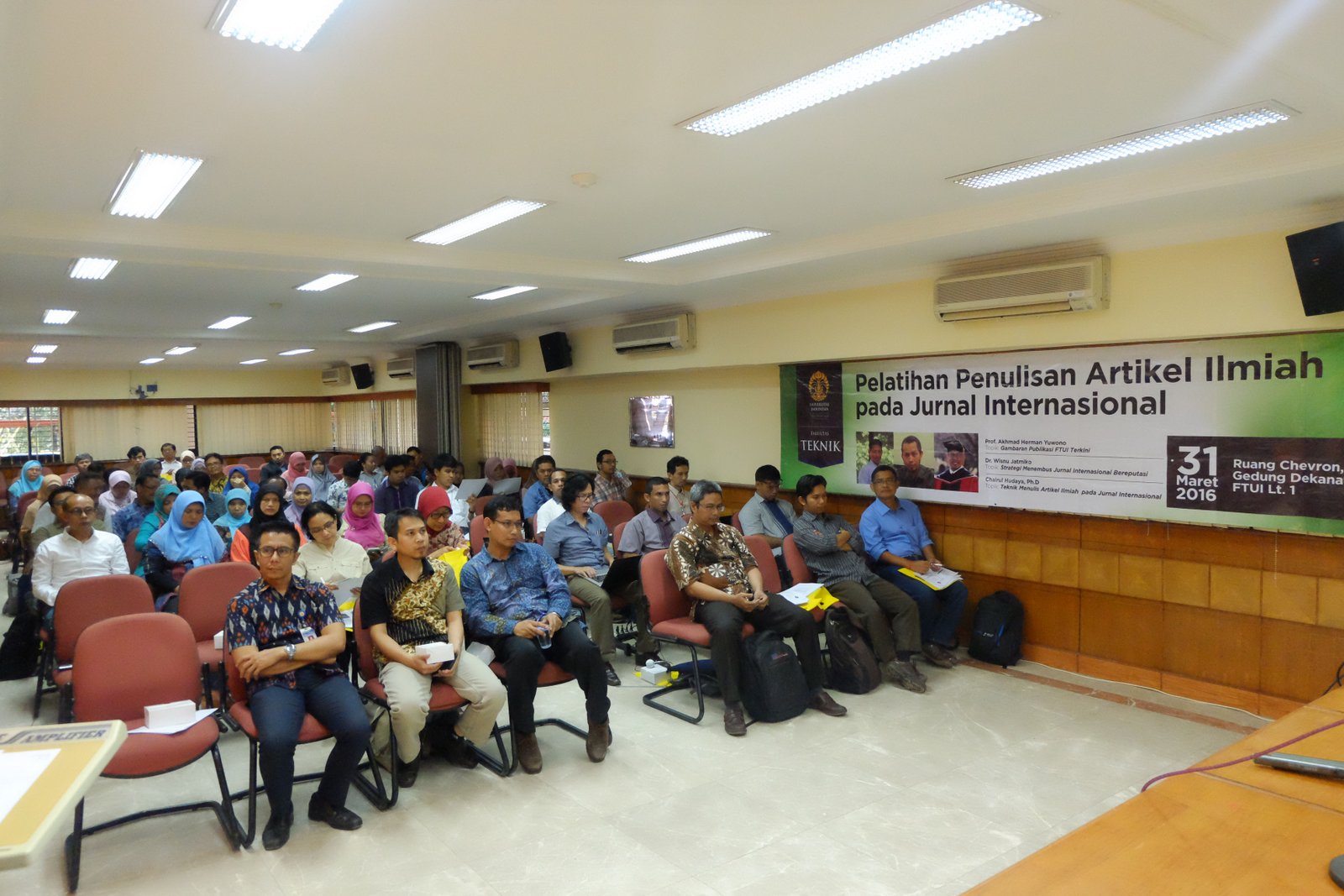 Pelatihan penulisan ilmiah untuk meningkatkan kualitas publikasi akademik.