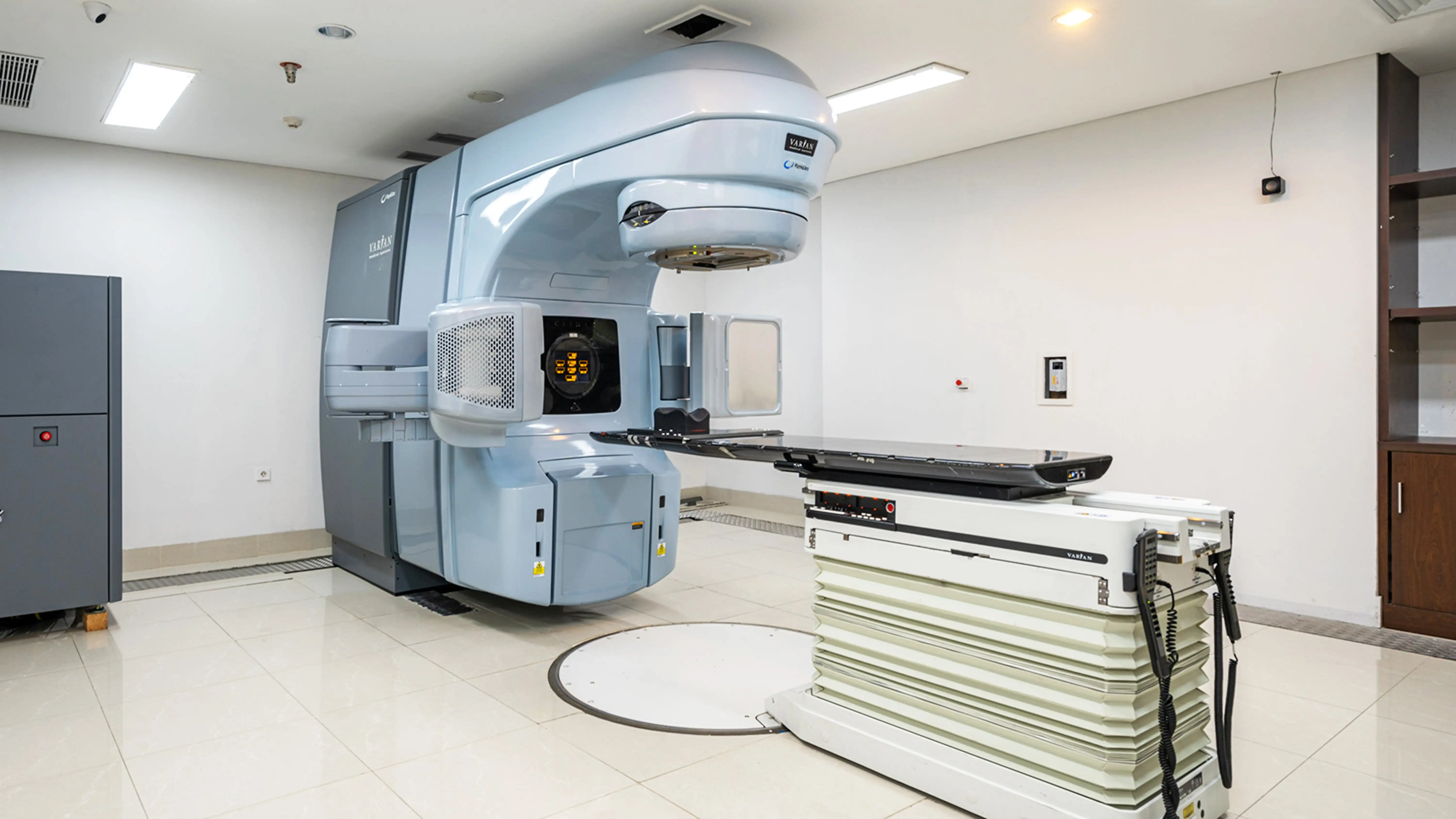 Penggunaan teknologi radioterapi modern yang berakar dari penelitian Marie Curie.