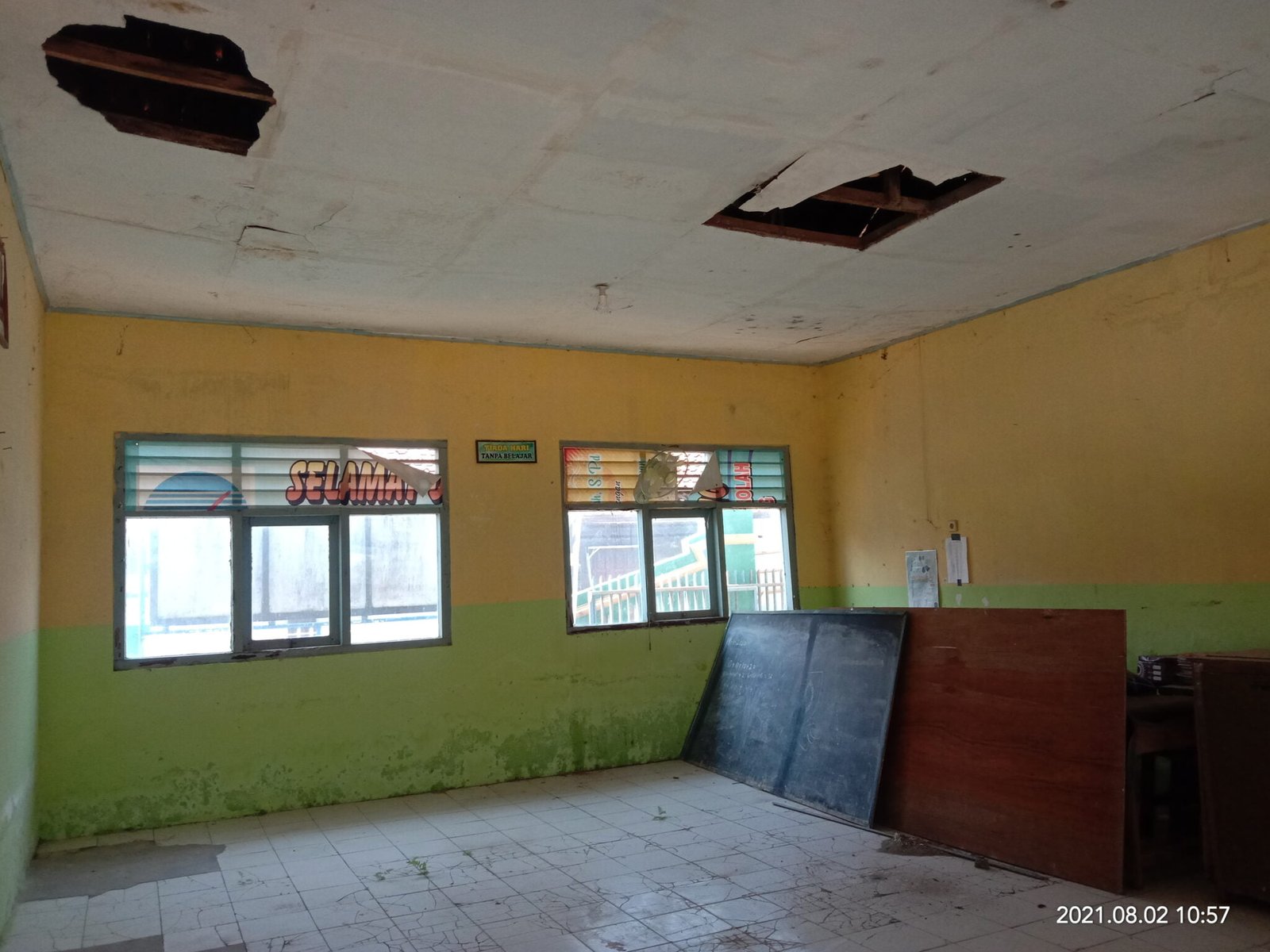 Perbandingan kondisi ruang kelas sebelum dan sesudah revitalisasi